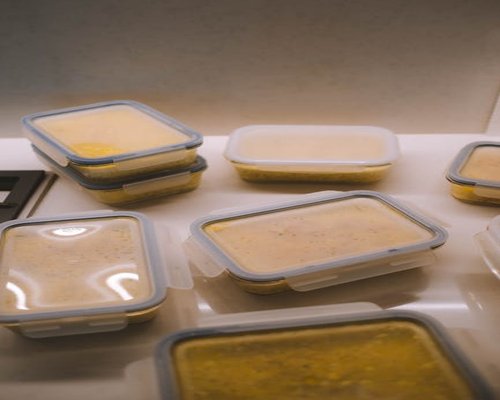 Organización de platillos caseros en recipientes para la semana